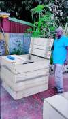 Elie fabrique des composteurs en bois recyclé dans le cadre du projet Konpos'twayen, en Guadeloupe. 