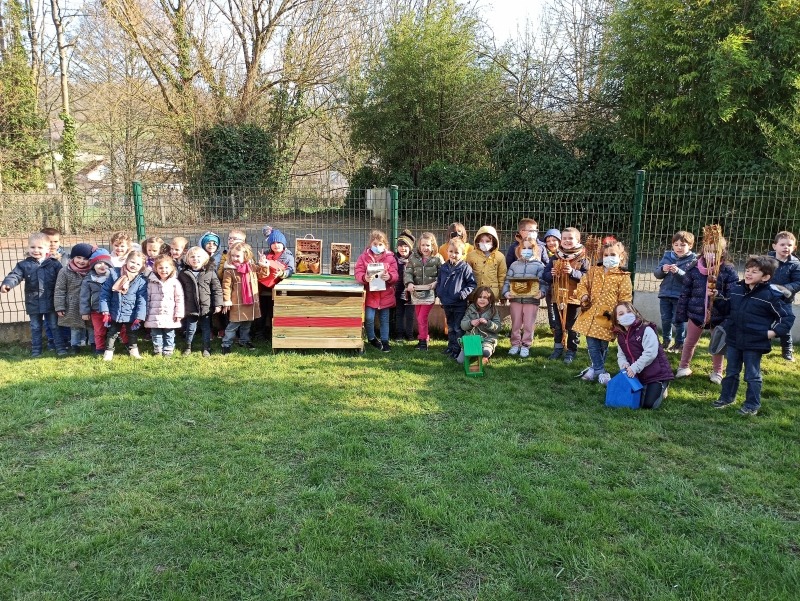 Les enfants de la TPS au CP de l&rsquo;école Georges Jean à Courdemanche (Sarthe – Pays de la Loire) vous présente leurs fabrications: le composteur, les hôtels à insectes, les nichoirs et les mangeoires. #activités #exprimesvotrecompost