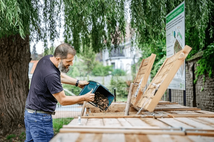 Visite du site de compostage collectif de l&rsquo;école Voltaire-Sévigné