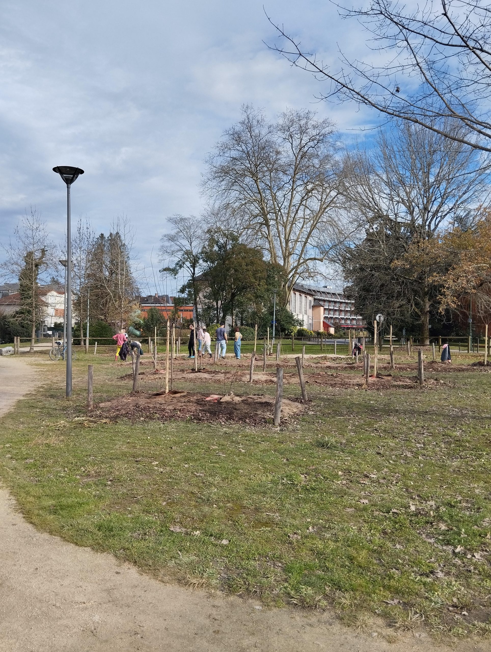 Site Beaumont : Retournement de compost et visite du verger