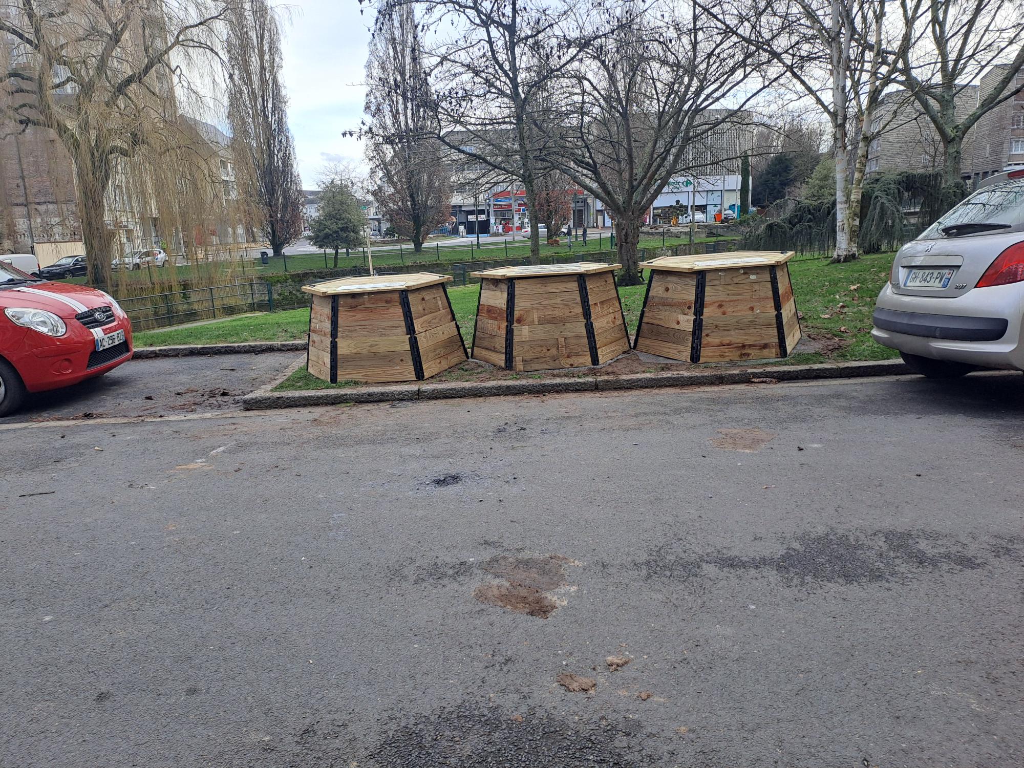 Stand d&rsquo;information sur le compostage avec distribution de composteurs individuels