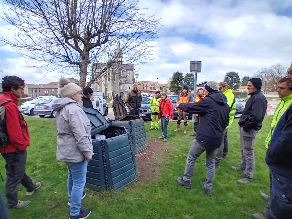 Visite d&rsquo;un site de compostage partagé par les agents techniques communaux à Marlhes (42)